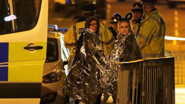 Fanáticas de Ariana Grande, después del atentado en Mánchester, Reino Unido - Sputnik Mundo