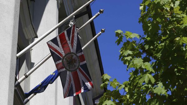 La bandera del Reino Unido ondea a media asta en honor de las víctimas del ataque del Manchester - Sputnik Mundo