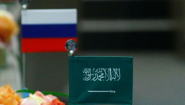 Las banderas de Rusia y Arabia Saudí - Sputnik Mundo