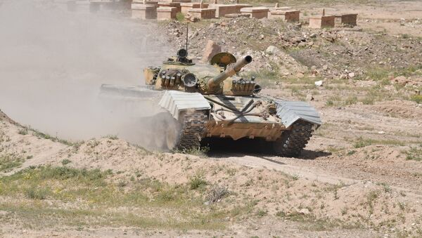 Un tanque T-72 del Ejército de Siria en la provincia de Deir Ezzor - Sputnik Mundo
