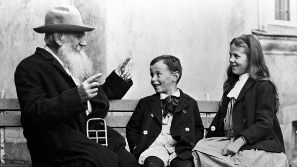 León Tolstói, escritor ruso, con sus nietos Ilia (centro) y Sonia (drcha.) - Sputnik Mundo