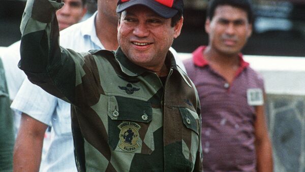 A photo taken 04 October 1989 shows former Panamanian strongman General Manuel Noriega waving as he left his headquarters in Panama City following a failed coup against him - Sputnik Mundo