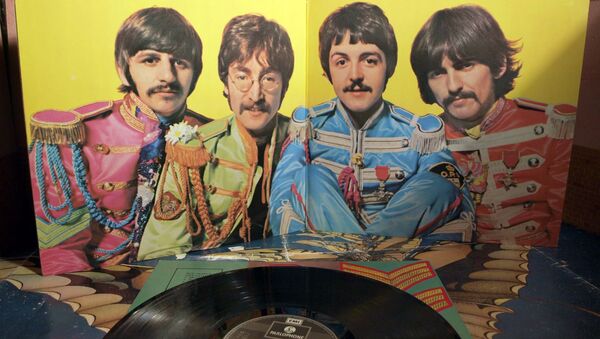 Un vinilo de 'Sgt. Pepper's Lonely Hearts Club Band' - Sputnik Mundo