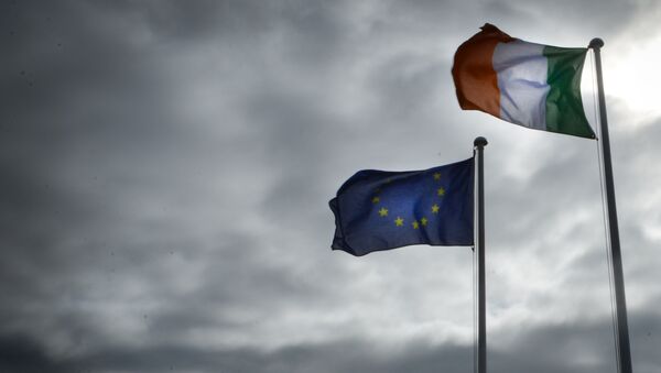 Banderas de la UE e Irlanda - Sputnik Mundo