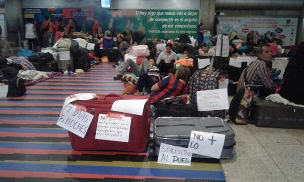 Pasajeros en el aeropuerto internacional Simón Bolívar de Maiquetía Pasajeros en el aeropuerto internacional Simón Bolívar de Maiquetía - Sputnik Mundo