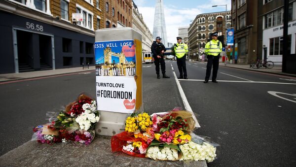 Las flores en homenaje a las víctimas del atentado en Londres - Sputnik Mundo