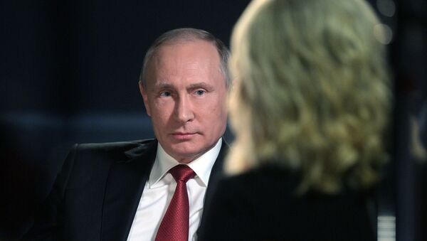 Vladímir Putin durante la entrevista a la cadena NBC - Sputnik Mundo