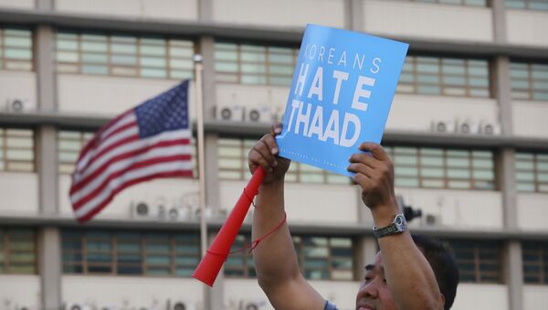 Un ciudadano de Corea del Sur con el cartel diciendo Los coreanos odian THAAD (archivo) - Sputnik Mundo