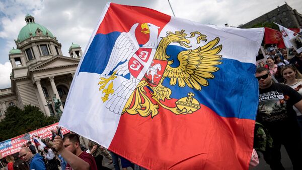 Combinación de las banderas de Rusia y Serbia (archivo) - Sputnik Mundo