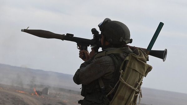 Un soldado portando un lanzagranadas RPG-7, foto archivo - Sputnik Mundo