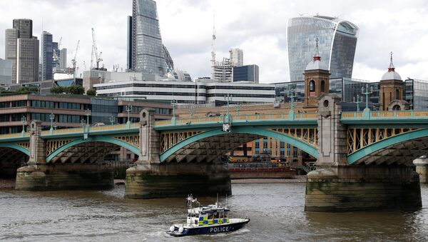 Barco policial realizando labores de búsqueda cerca del London Bridge de Londres - Sputnik Mundo