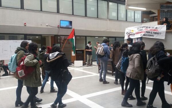 Concentración en la Facultad de Ciencias Sociales de la Universidad de Chile por la causa palestina - Sputnik Mundo