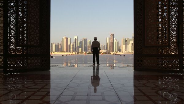 Un hombre en una mezquita en Doha, Catar (imagen referencial) - Sputnik Mundo