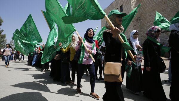 Palestinian students supporting the Hamas movement take part in a rally during an election campaign for the student council at the Birzeit University, near the West Bank city of Ramallah on April 26, 2016 - Sputnik Mundo