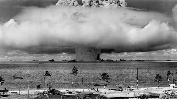 Una prueba nuclear realizada por EEUU en el atolón Bikini, en 1946 (imagen referencial) - Sputnik Mundo