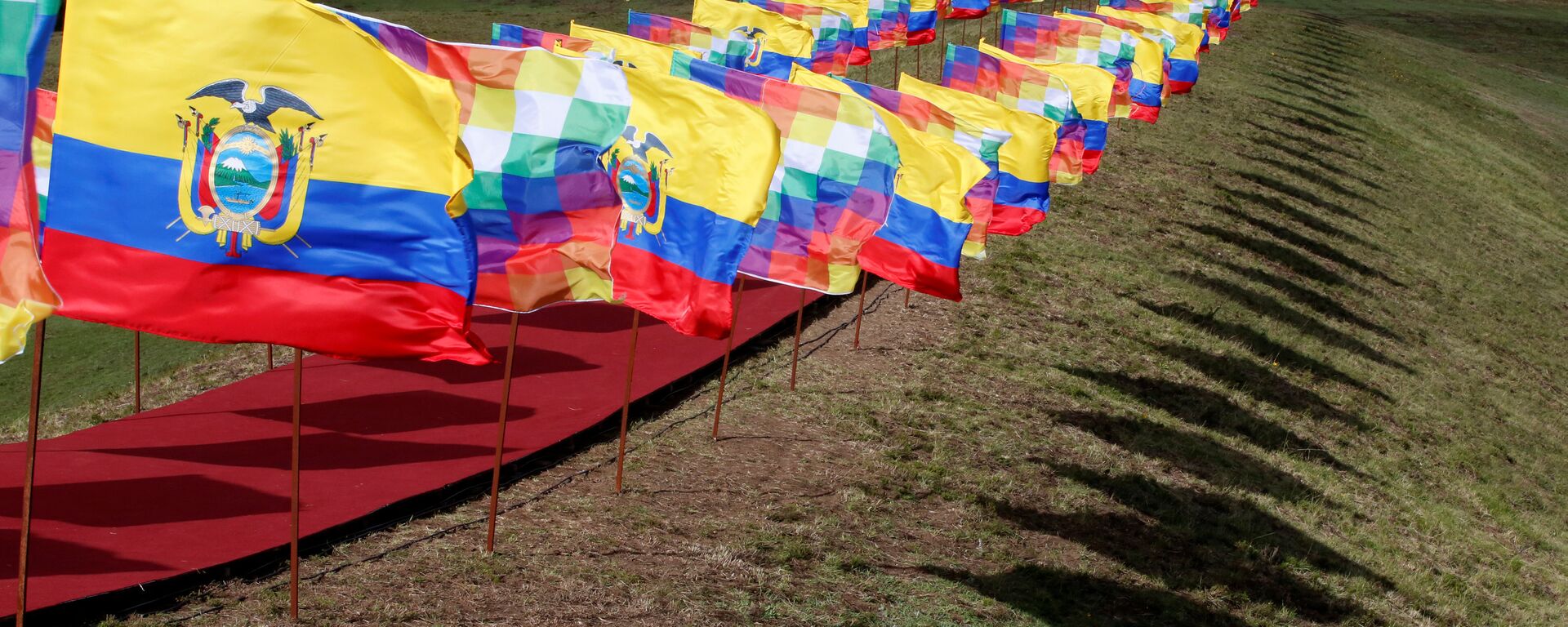Ecuador flags flutter during a traditional ceremony for Ecuador's President - Sputnik Mundo, 1920, 21.10.2021