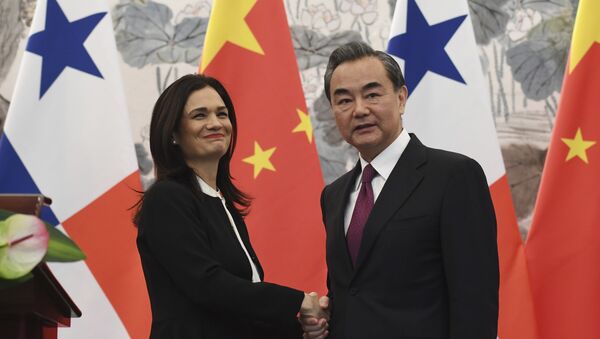 Isabel de Saint Malo, vicepresidenta y canciller de Panamá, y Wang Yi, ministro de Asuntos Exteriores de China - Sputnik Mundo