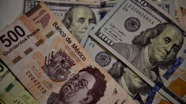 Billetes de pesos mexicanos y dólares estadounidenses - Sputnik Mundo