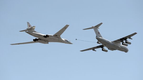 Bombardero estratégico Tu-160 junto a Il-78, a la derecha (archivo) - Sputnik Mundo