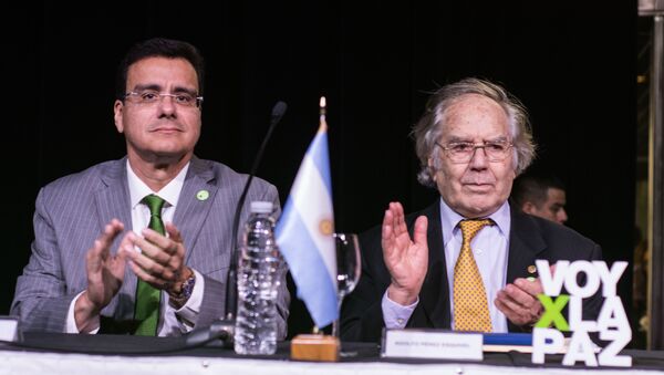 Ramsés Vargas Lamadrid, rector de la UAC, con el activista argentino premio Nobel de la Paz, Adolfo Pérez Esquivel - Sputnik Mundo
