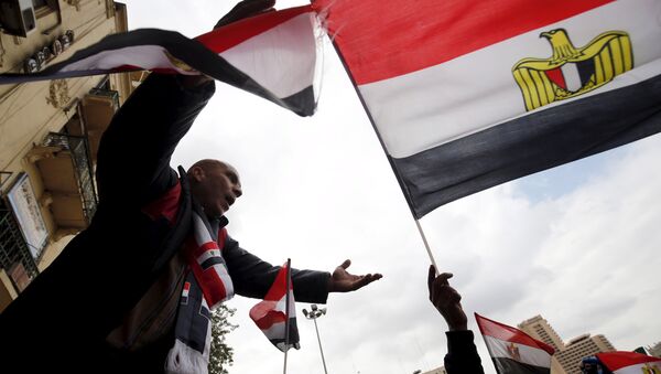 Pro-government protesters chant slogans while holding the national flag during the fifth anniversary of the uprising that ended 30-year reign of Hosni Mubarak in Cairo, Egypt, January 25, 2016 - Sputnik Mundo