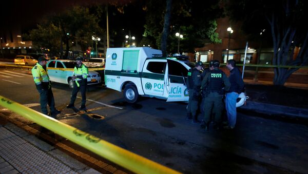 Policía enfrente del centro comercial de Bogotá, donde se produjo una explosión - Sputnik Mundo