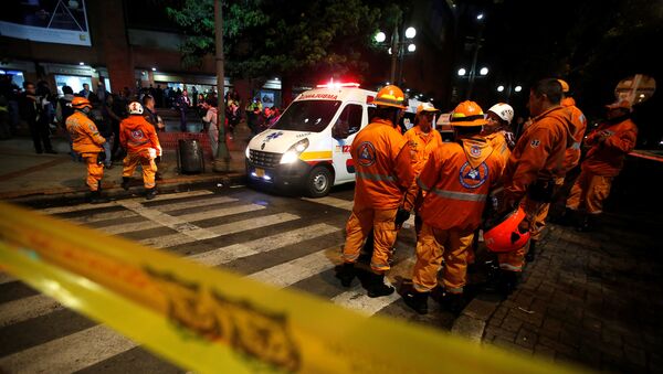Ambulancia enfrente del centro comercial de Bogotá, donde se produjo una explosión - Sputnik Mundo