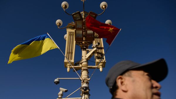 Banderas de Ucrania y China - Sputnik Mundo