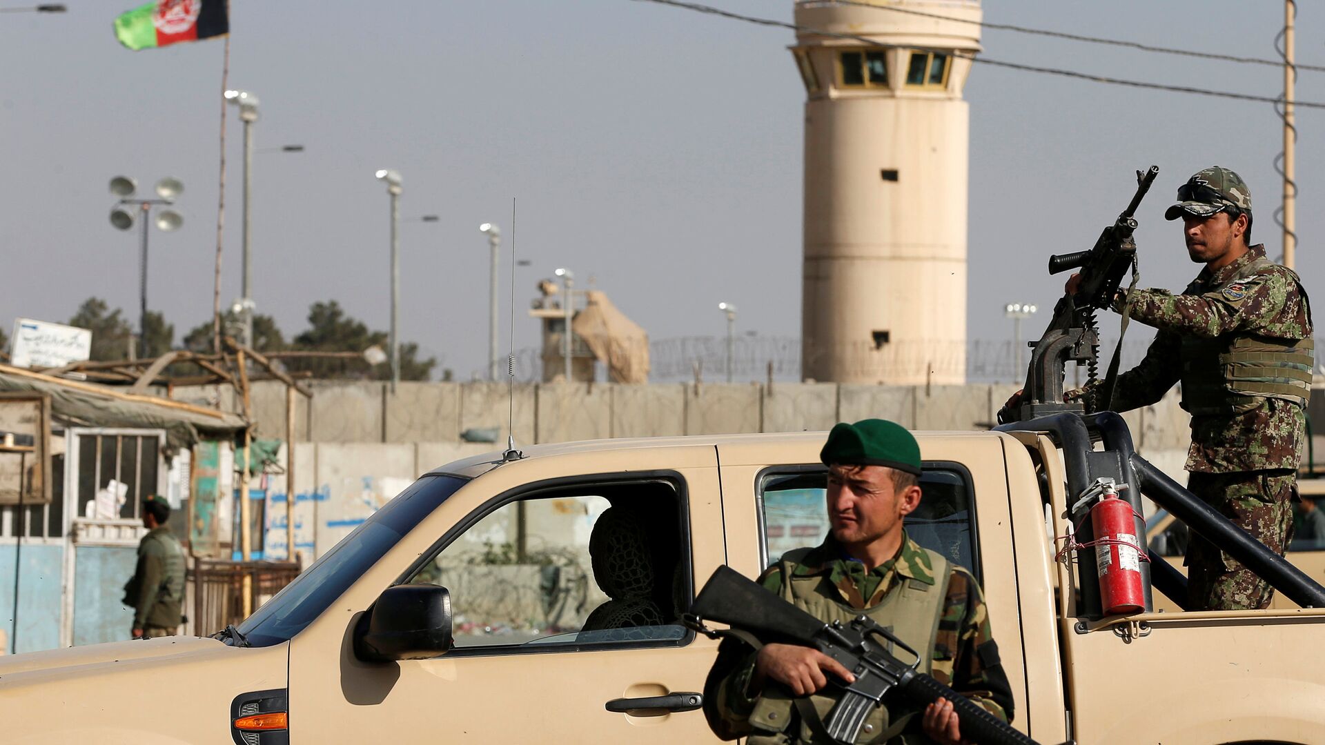 Afghan National Army (ANA) soldiers keep watch outside the Bagram Airfield entrance gate, after an explosion at the NATO air base, north of Kabul, Afghanistan November 12, 2016. - Sputnik Mundo, 1920, 09.08.2021