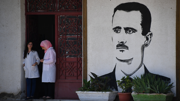Un mural con el retrato de Bashar Asad, en Homs - Sputnik Mundo