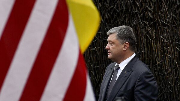 Petró Poroshenko, presidente de Ucrania, al lado de la bandera de EEUU - Sputnik Mundo