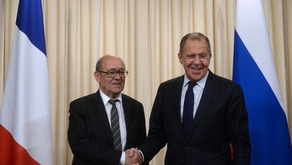 El ministro de Asuntos Exteriores de Francia, Jean-Yves Le Drian, y el ministro de Asuntos Exteriores de Rusia, Serguéi Lavrov (archivo) - Sputnik Mundo