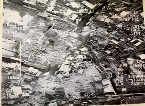 Un cuadro del vídeo que muestra la destrucción de la Gran Mezquita de Al Nuri en Mosul Un cuadro del vídeo que muestra la destrucción de la Gran Mezquita de Al Nuri en Mosul - Sputnik Mundo
