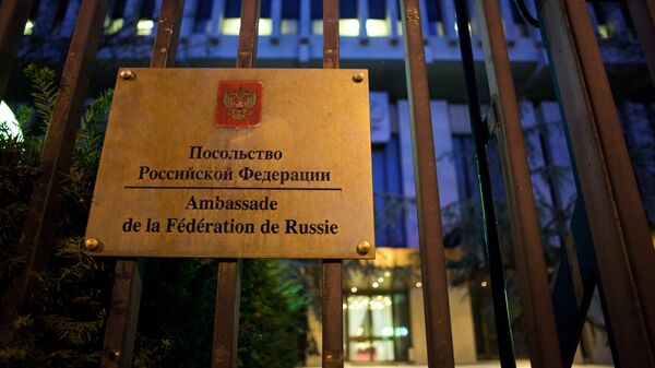 Signo de la Embajada de Rusia en París, Francia - Sputnik Mundo