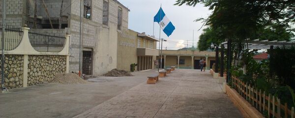 Una calle con la bandera de Guatemala Una calle con la bandera de Guatemala - Sputnik Mundo
