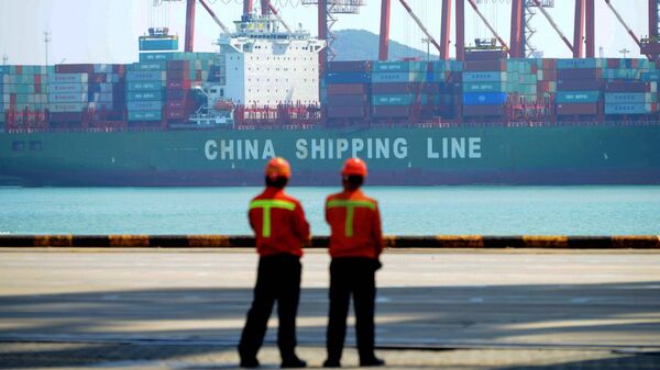 Trabajadores chinos en un muelle de carga del puerto de Qingdao, provincia de Shandong, China - Sputnik Mundo