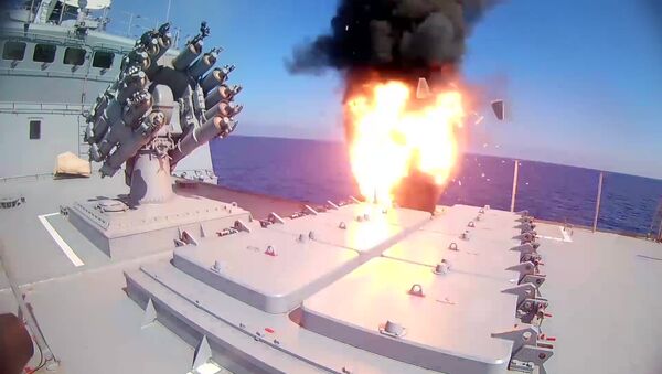 El momento del lanzamiento del misil de crucero ruso Kalibr por la fragata Almirante Essen - Sputnik Mundo