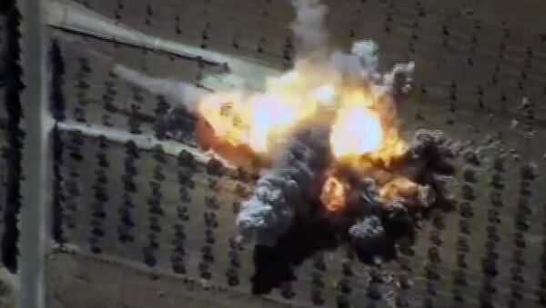Un impacto del misil de crucero ruso Kalibr contra un almacén de los terroristas en Siria (archivo) - Sputnik Mundo