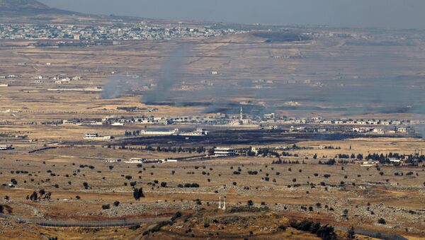 Israeli-occupied Golan Heights shows smoke billowing from the Syrian side of the border - Sputnik Mundo