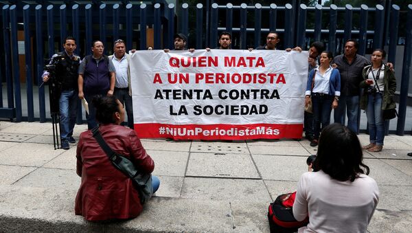 Protesta en marco de desapareción de un periodista mexicano - Sputnik Mundo