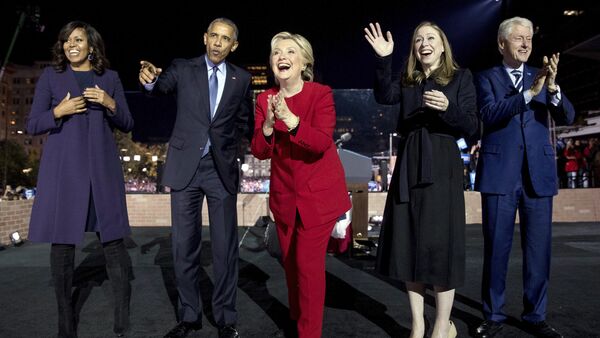 Excandidata a la presidencia de EEUU, Hillary Clinton (en el centro) rodeada de los expresidentes demócratas Barack Obama (a la izquierda) y Bill Clinton (a la derecha) - Sputnik Mundo