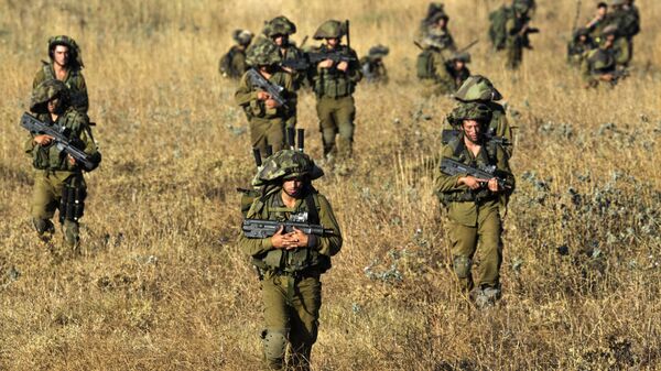 Israeli soldiers from the Golani Brigade take part in a military exercise in the Israeli-annexed Golan Heights near the border with Syria on June 26, 2013 - Sputnik Mundo