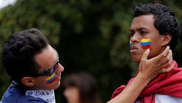La gente pintando la bandera de Venezuela en las mejillas - Sputnik Mundo