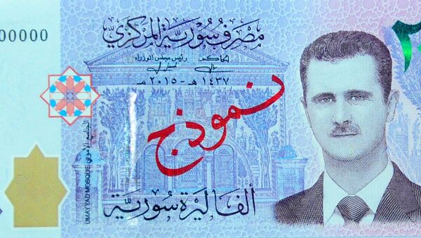 El retrato del presidente de Siria Bashar Asad en el nuevo billete de 2.000 liras sirias - Sputnik Mundo