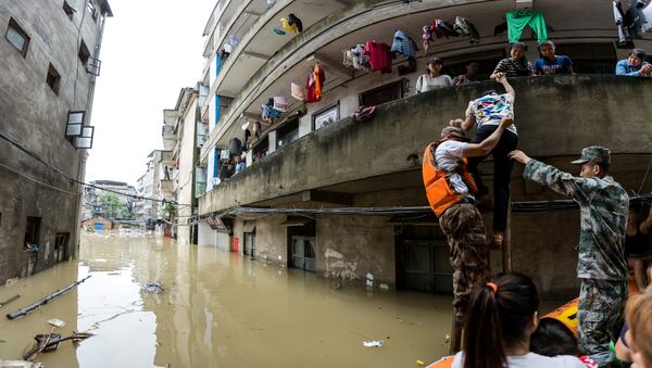 Los rescatadores ayudan a los afectados por inundaciones en China - Sputnik Mundo