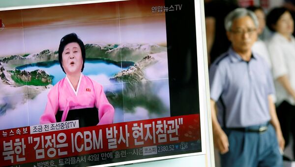 Ri Chun-hee, vista en un reportaje surcoreano sobre un lanzamiento de misil balístico de Corea del Norte - Sputnik Mundo