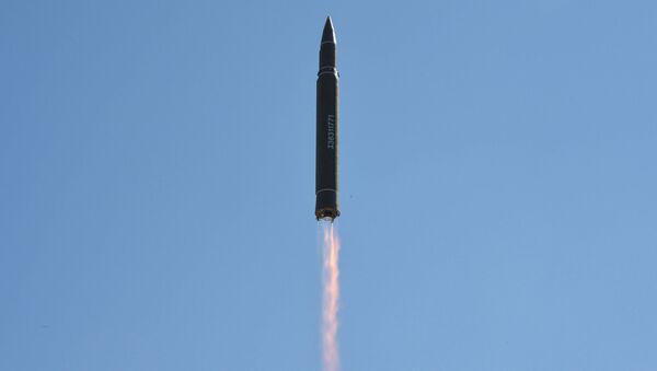 El lanzamiento de un misil balístico por Corea del Norte (imagen referencial) - Sputnik Mundo
