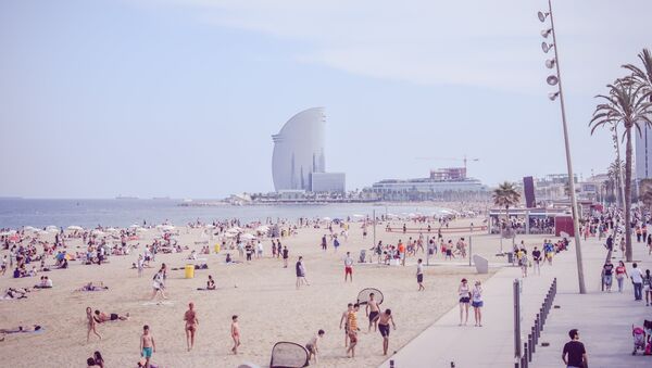 Playa en Barcelona, España - Sputnik Mundo