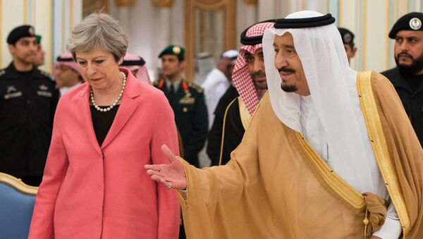 La primera ministra del Reino Unido, Theresa May, y el rey de Arabia Saudí, Salman bin Abdulaziz Saud - Sputnik Mundo