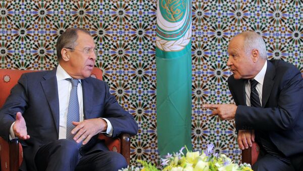 El ministro ruso de  Asuntos Exteriores, Serguéi Lavrov,  con el secretario general de la Liga Árabe, Ahmed Aboul Gheit (imagen referencial) - Sputnik Mundo